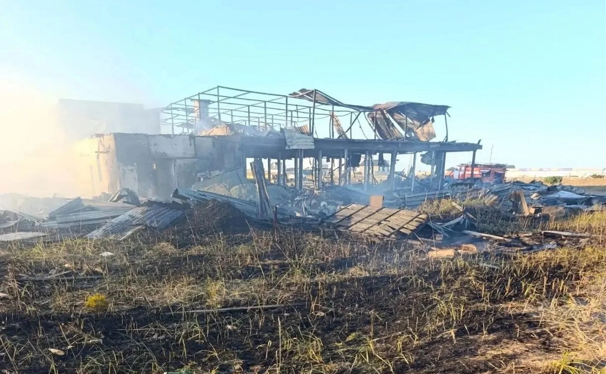 Пожар на площади 1200 квадратов: в Охотском выгорел бывший рыбзавод 