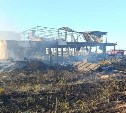 Пожар на площади 1200 квадратов: в Охотском выгорел бывший рыбзавод 
