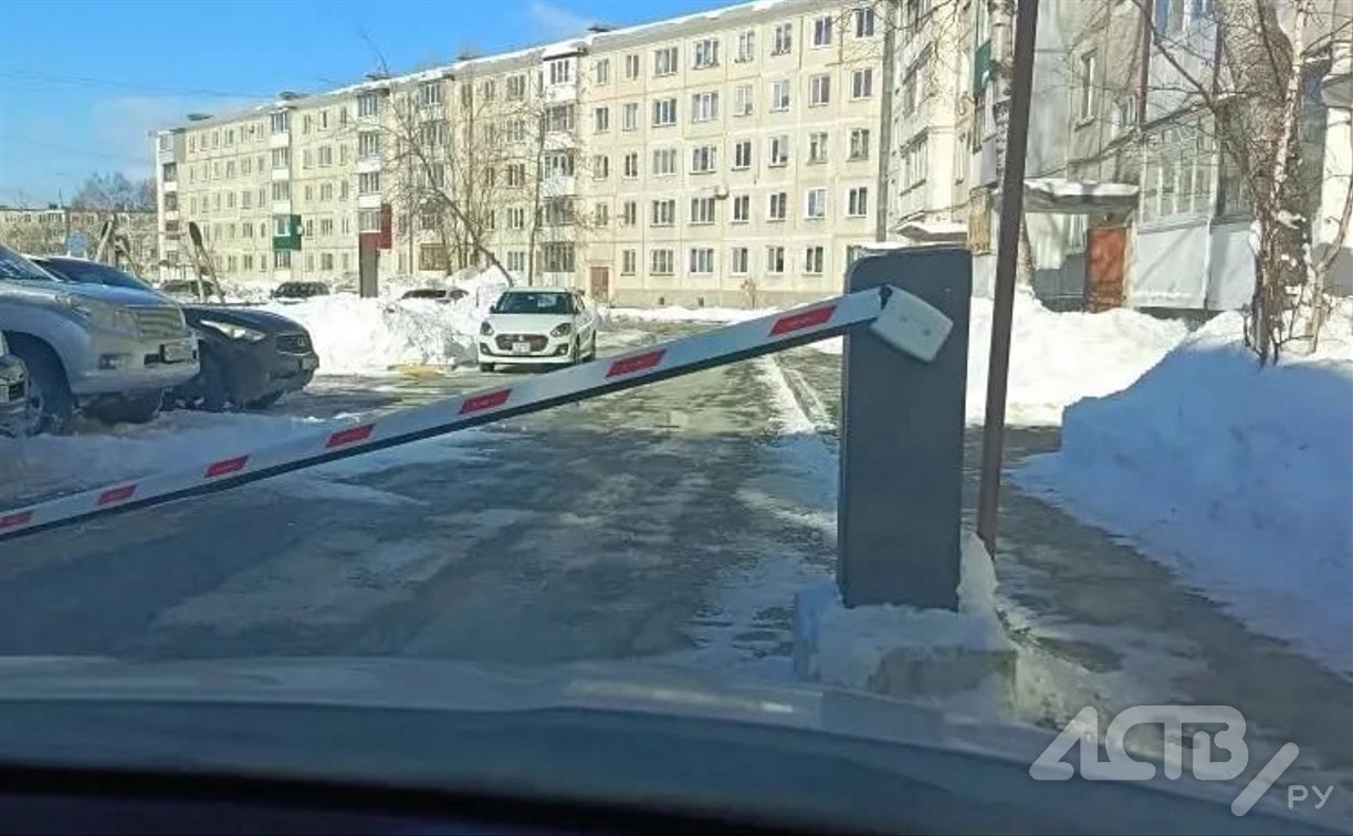 Неизвестный водитель врезался в шлагбаум и скрылся с места ДТП в Южно-Сахалинске