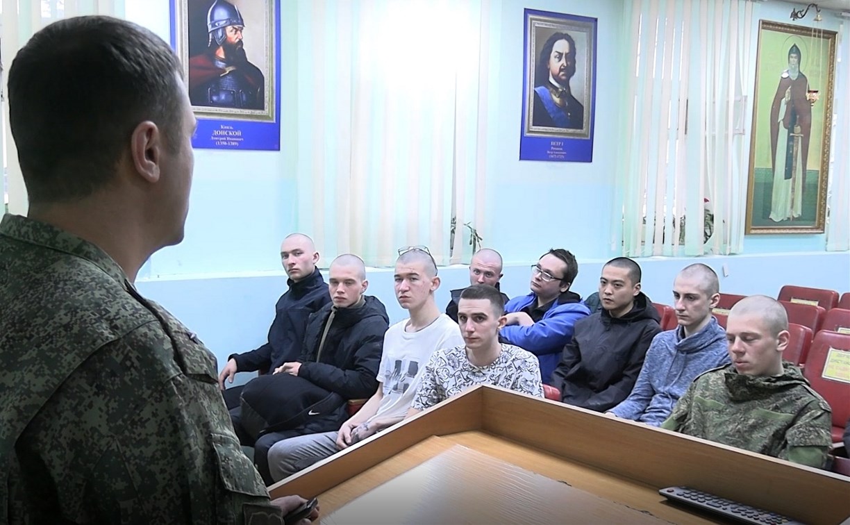 Первую партию сахалинских призывников отправили на службу: куда они поедут