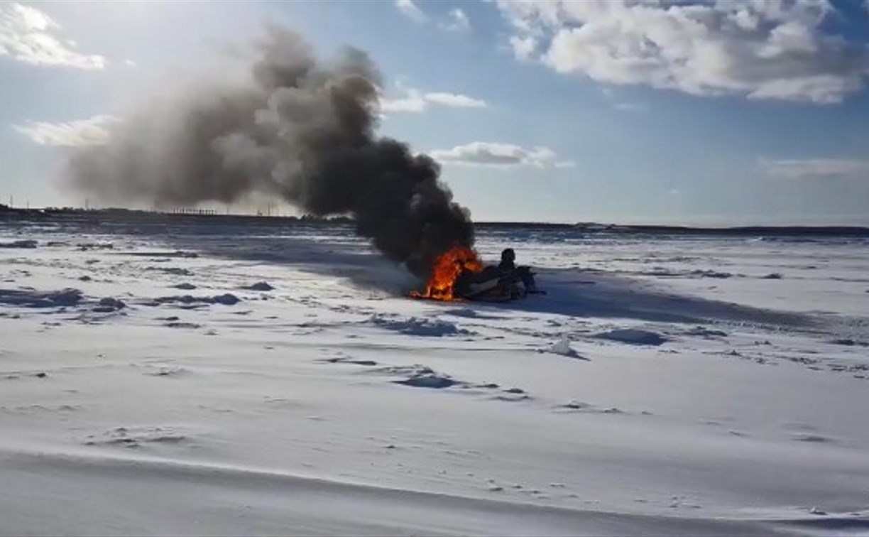 Снегоход сгорел на льду залива Мордвинова в Корсаковском районе