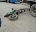 Несовершеннолетний мопедист попал под колеса автомобиля в Дальнем
