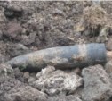 Строители нашли военный снаряд в Долинске (ФОТО)
