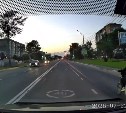 Отчаянная девочка и её друг с ветерком промчались на мотоцикле по Южно-Сахалинску, нарушая правила