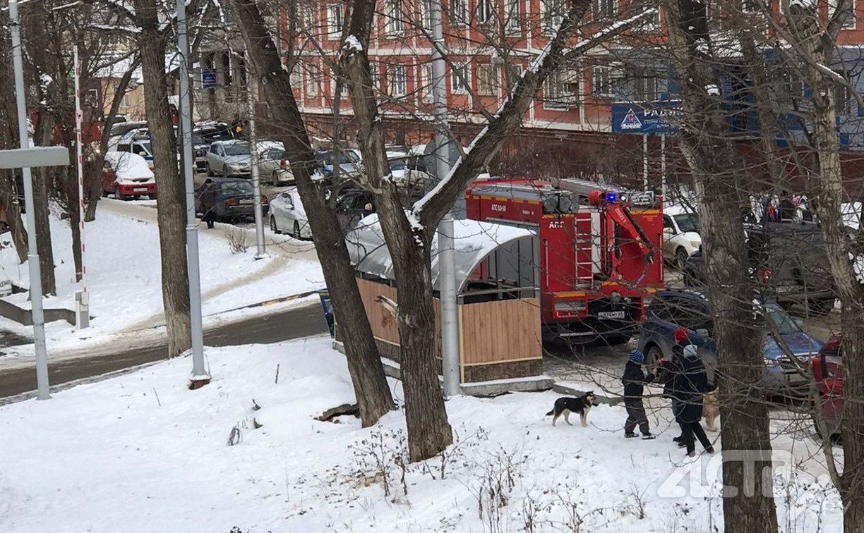 Полдома эвакуировали в Южно-Сахалинске, на место приехали оперативные службы 