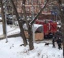 Полдома эвакуировали в Южно-Сахалинске, на место приехали оперативные службы 