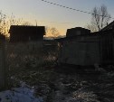«Я услышала крики и увидела черный дым»: в Новой деревне на Сахалине тушили пожар