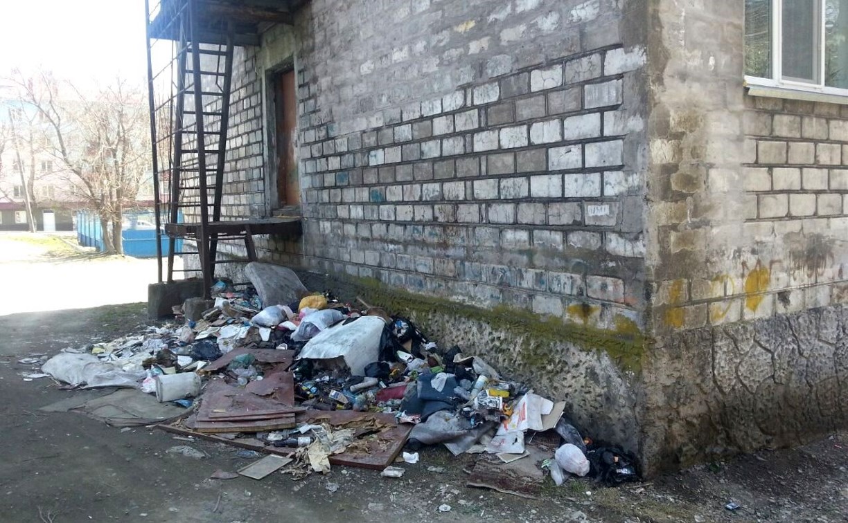 Жители дома в Корсакове загадили двор, выбрасывая мусор с пожарной лестницы
