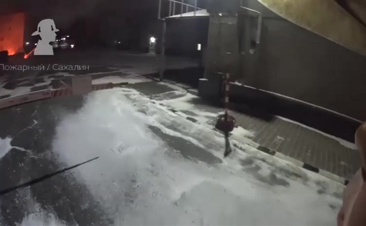 "Забаррикадировались": шлагбаумы задержали пожарных на пути к месту происшествия в Южно-Сахалинске