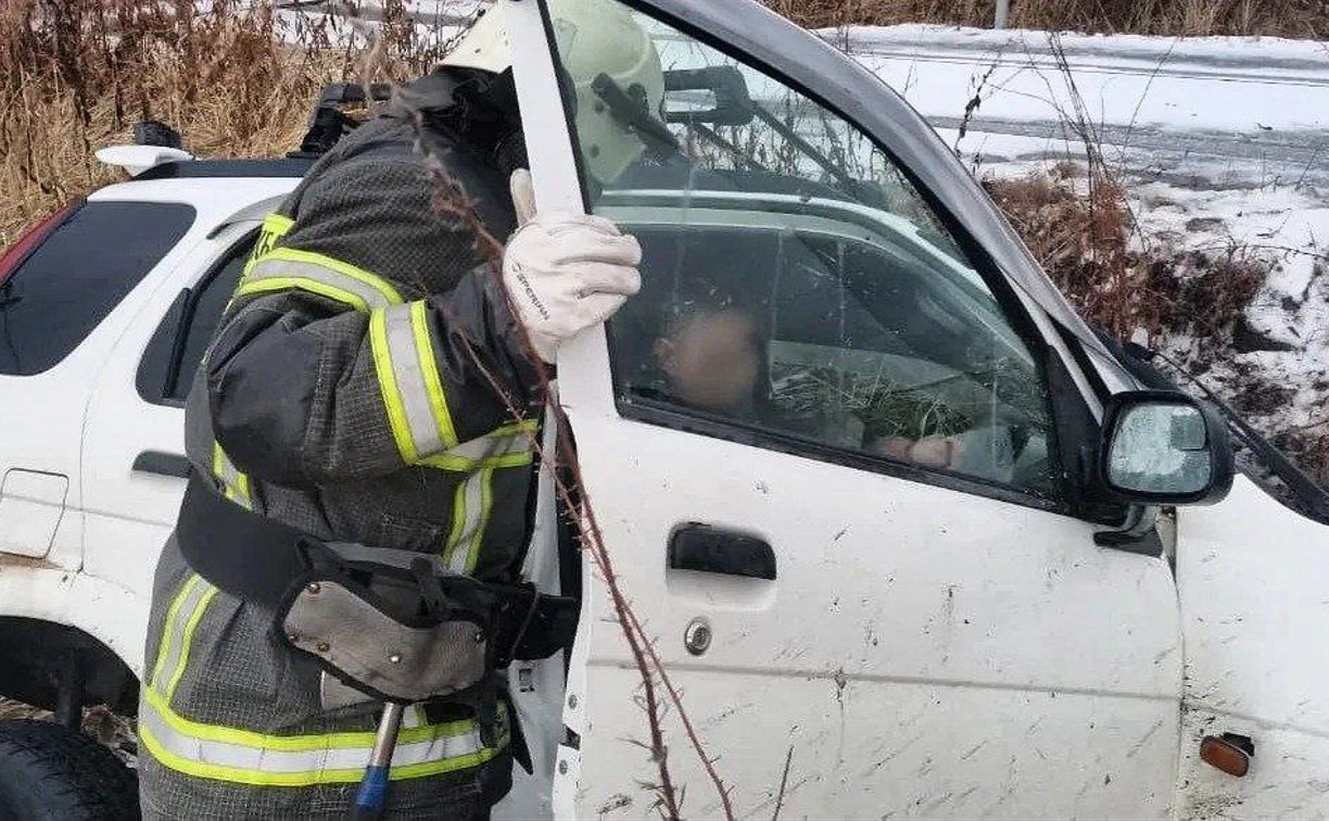 Спасатели достали человека из покорёженного автомобиля после ДТП в Анивском районе