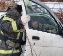 Спасатели достали человека из покорёженного автомобиля после ДТП в Анивском районе
