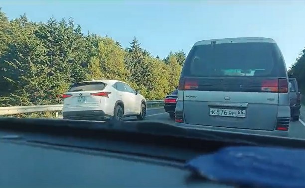 Час на одном участке: огромная пробка сковала движение между Первой Падью и Корсаковом