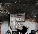 Кухня в огне, ребёнок на балконе: в Холмске сотрудники МЧС предотвратили трагедию