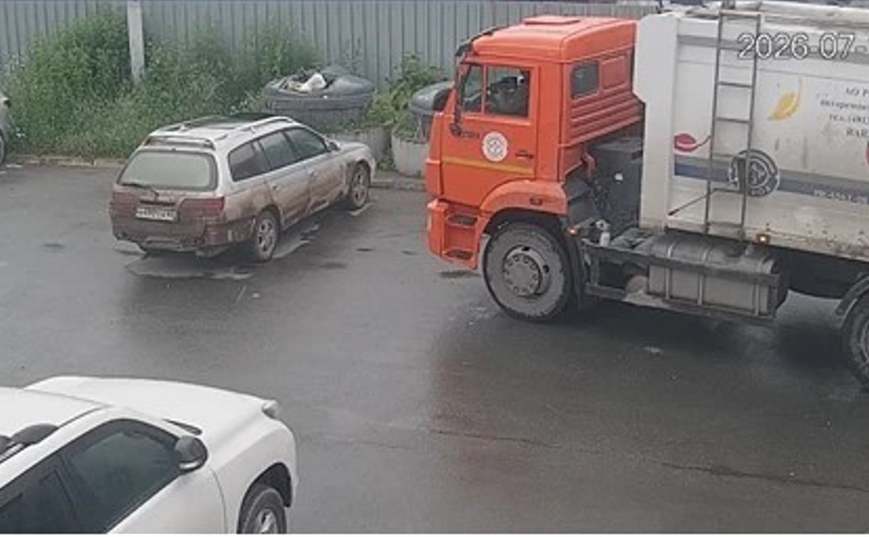 Южносахалинцы закидали мусорными пакетами автохама, перекрывшего проезд к контейнерам