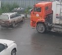 Южносахалинцы закидали мусорными пакетами автохама, перекрывшего проезд к контейнерам