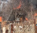 В Долинске лесной пожар перекинулся на дачи