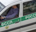 Сахалинку отправили на работу из-за долга ребёнку в 300 тысяч рублей