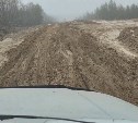 Очевидцы: дорогу Ноглики – Оха размыло, в грязи застревают прицепы, большегрузы, внедорожники