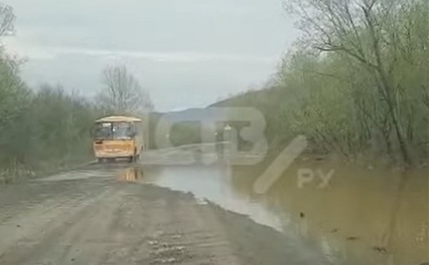 В Тымовском районе затопило дорогу к селу Восход