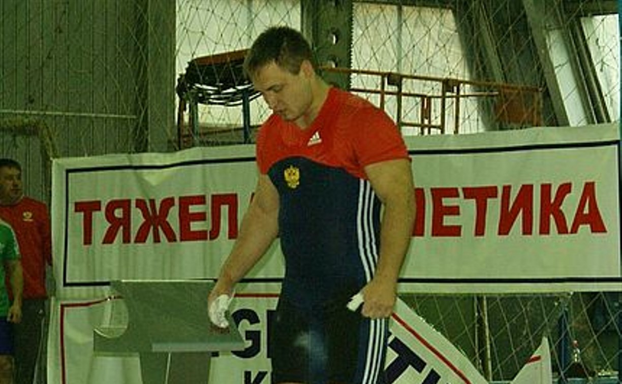 Холмский тяжелоатлет победил на всероссийских соревнованиях в Сургуте