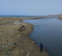Рыбаки развели помойку вдоль реки Ильинки в Томаринском районе