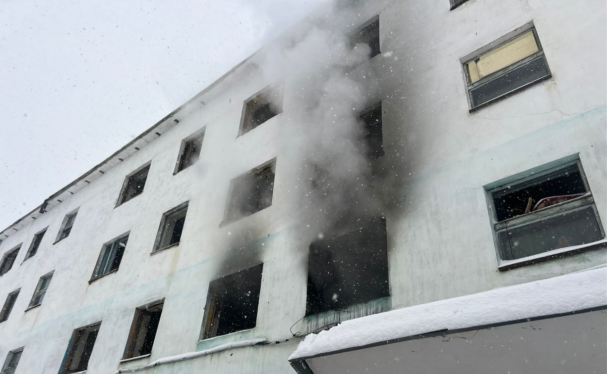 Пожар в расселённой многоэтажке потушили в Соколе