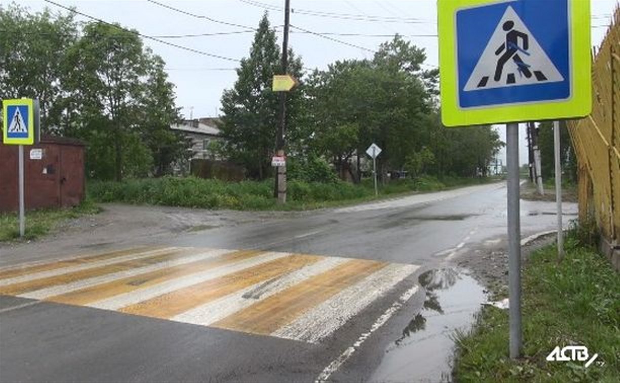Двух пешеходов на "зебре" сбил 71-летний водитель в Долинске