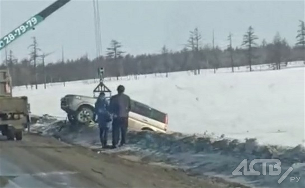 "Страшный гололёд": две иномарки угодили в ДТП на сахалинской трассе