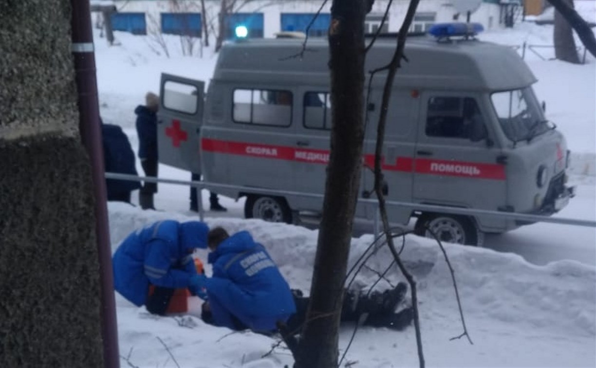 Мужчина погиб, сорвавшись с крыши пятиэтажки в Александровске-Сахалинском
