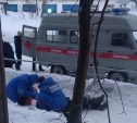 Мужчина погиб, сорвавшись с крыши пятиэтажки в Александровске-Сахалинском