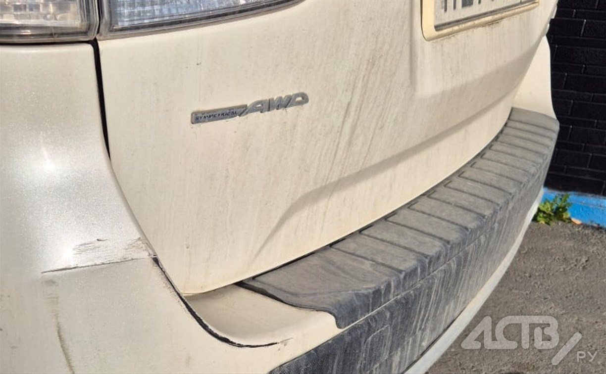 Неизвестный врезался в Subaru Forester и скрылся с места ДТП в Южно-Сахалинске