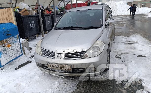 Припаркованные у контейнерных площадок автомобили осложняют вывоз мусора в Южно-Сахалинске
