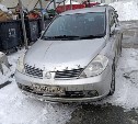 Припаркованные у контейнерных площадок автомобили осложняют вывоз мусора в Южно-Сахалинске