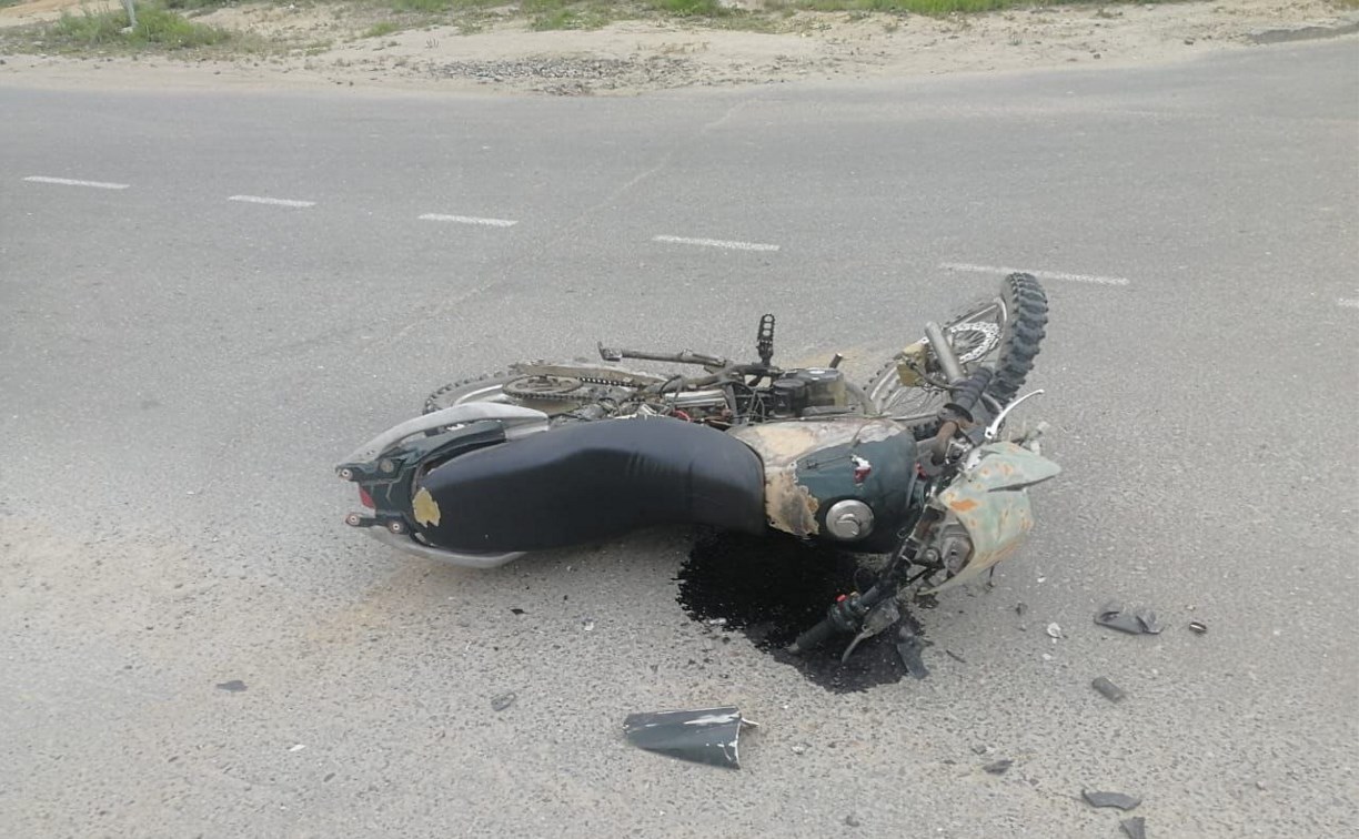 Два человека пострадали при столкновении мотоцикла и универсала в Охе
