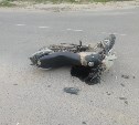 Два человека пострадали при столкновении мотоцикла и универсала в Охе