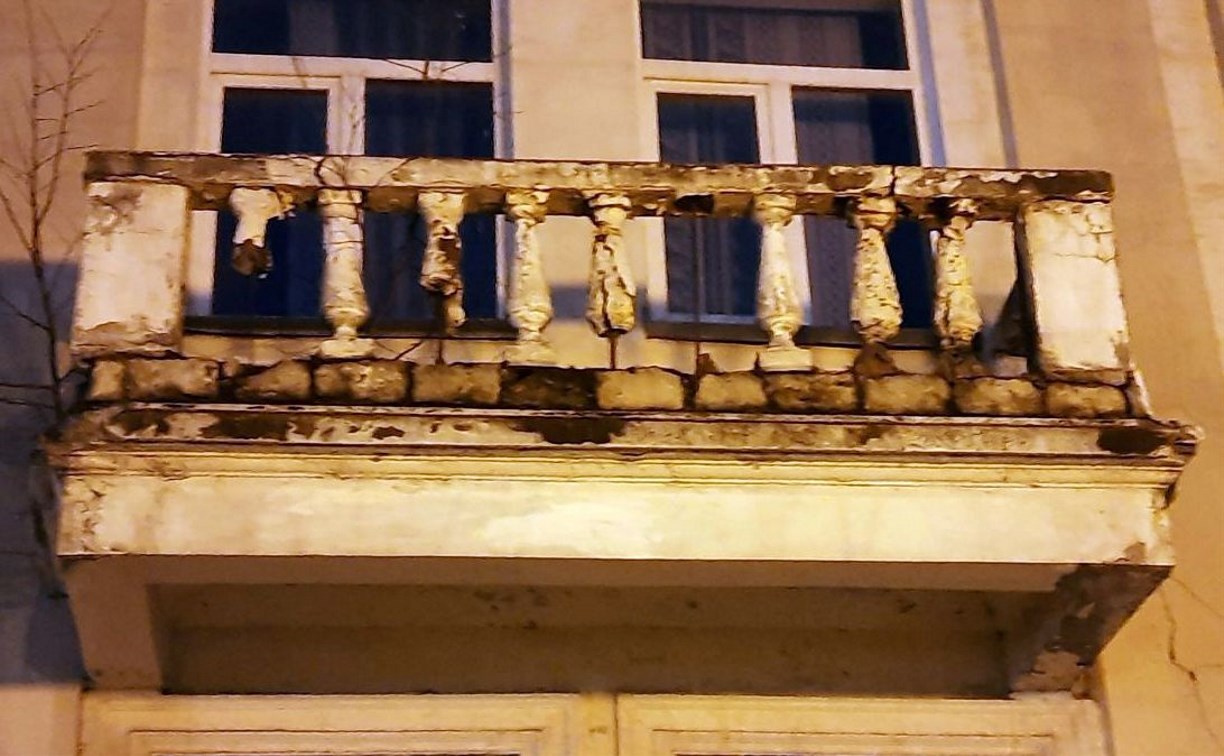 У гостиницы "Дальневосточник" в Южно-Сахалинске отваливаются балконы 