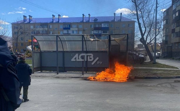 В Южно-Сахалинске дотла сгорел мусорный контейнер, прохожий спас от огня остальные