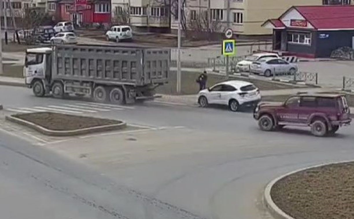 Пешеход чудом не пострадал при столкновении большегруза и кроссовера в Южно-Сахалинске