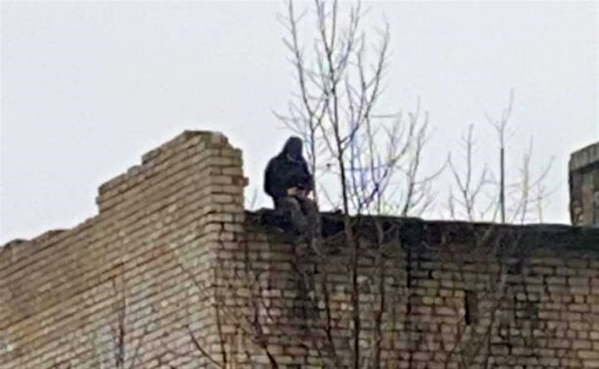 Полицейские больше часа убеждали жителя Смирных не прыгать с крыши