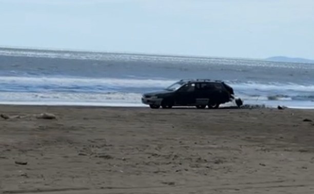 Дрифт по песку: в Поронайске водитель устроил гонки на пляже