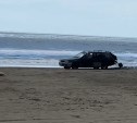 Дрифт по песку: в Поронайске водитель устроил гонки на пляже