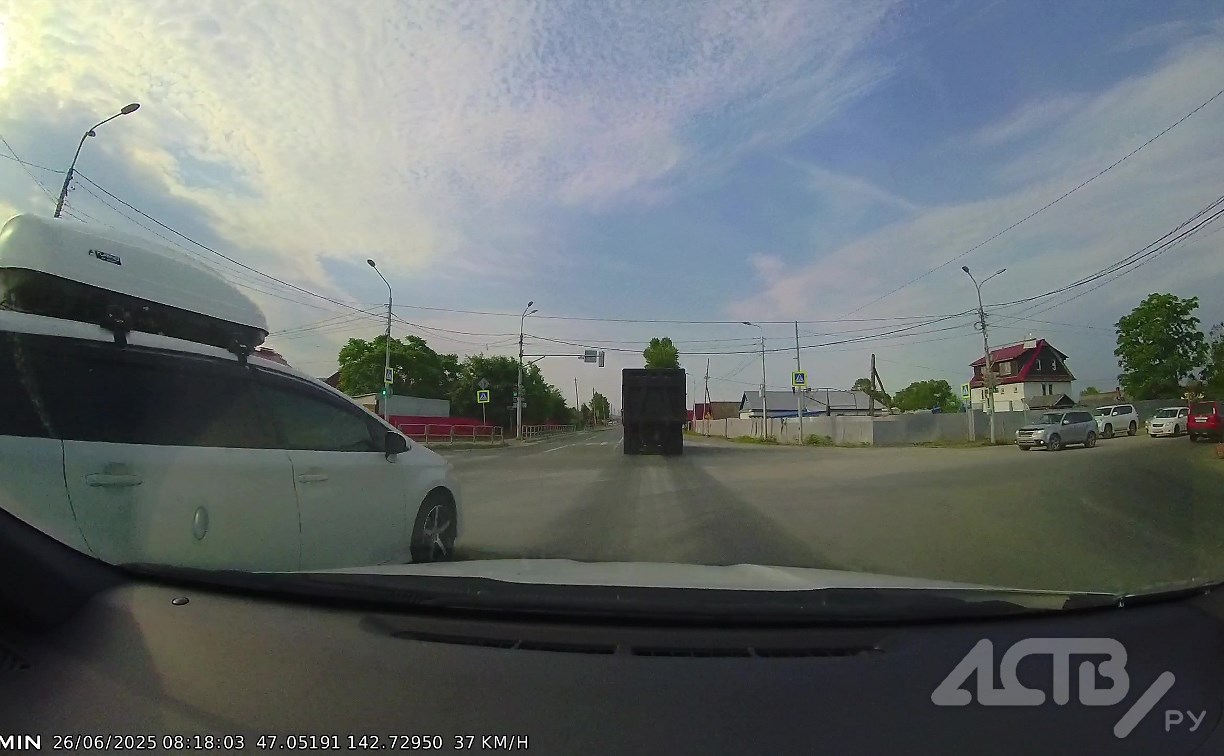 Автохам "666" грубо нарушил ПДД в Южно-Сахалинске и попал на видео
