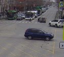 "Если друг оказался вдруг": на перекрёстке в Южно-Сахалинске "Шевроле Нива" сбила парня-самокатчика 