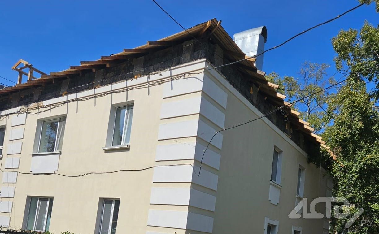 "Шифер болтается, рабочие бастуют": капремонт крыши дома в Южно-Сахалинске пошёл не по плану