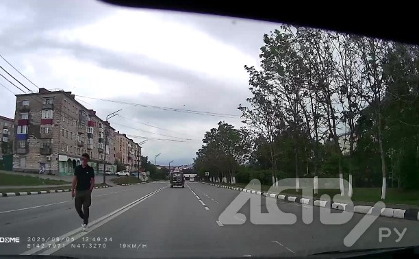 Пешеход в Долинске проложил себе "дорожку" посреди проезжей части