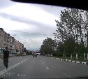 Пешеход в Долинске проложил себе "дорожку" посреди проезжей части