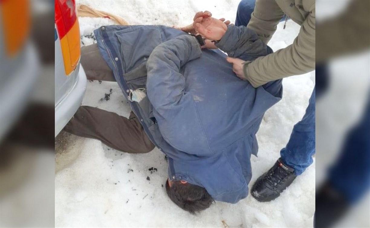 Сахалинец ранил мужчину и протаранил авто, на котором его везли до больницы
