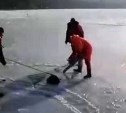 Спасатели выпилили изо льда тело утонувшего рыбака во Владивостоке