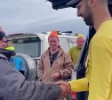 Туристы подарили генератор "Робинзону", который пятый год охраняет ржавый корабль на Курилах