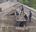 Бесстрашные рабочие карабкались по крыше четырёхэтажки в Южно-Сахалинске